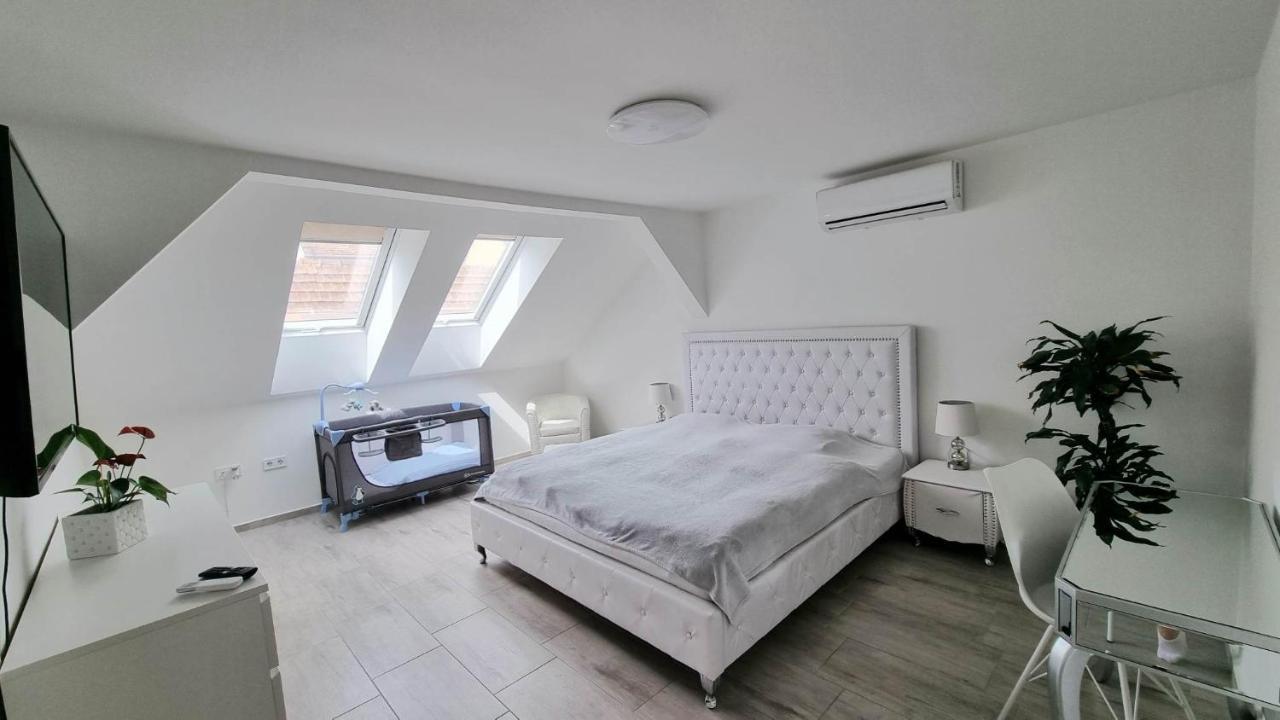 Апартаменти Becsi Kapu Apartman Вац Екстер'єр фото