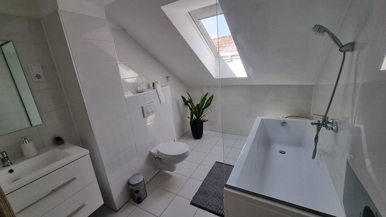Апартаменти Becsi Kapu Apartman Вац Екстер'єр фото