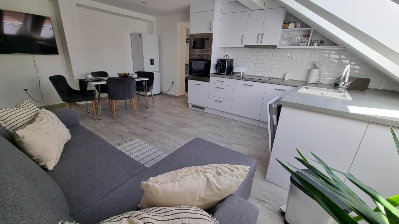Апартаменти Becsi Kapu Apartman Вац Екстер'єр фото